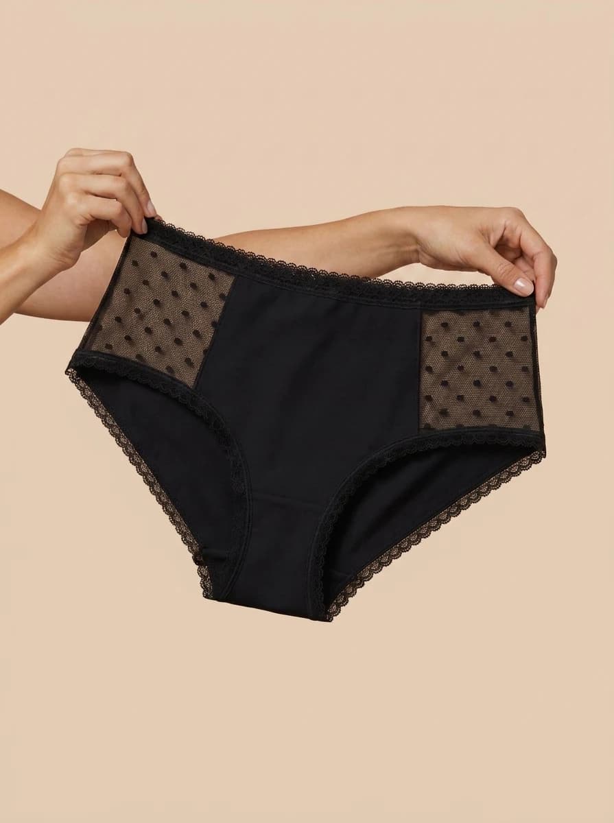 La culotte menstruelle Pure Freedom tenue entre les mains